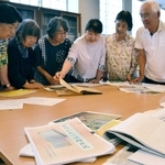 研究紀要の編集作業にあたる「碧川かたを朝ドラの主人公にする会」のメンバーら＝たつの市龍野町上霞城