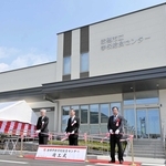 学校給食センターの完成を祝いテープカットをする牟礼正稔市長（右から２人目）ら＝赤穂市浜市
