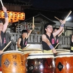 夏祭りで演奏する野華。万博を訪れる人らに和太鼓の魅力を伝える＝７月、相生市若狭野町野々、若狭野天満神社