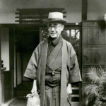 大学へ講義に出かける日の柳田国男＝１９５６年１０月（成城大学民俗学研究所提供）