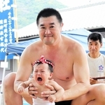 土俵で元気に泣き声を上げる赤ちゃん＝南町荒神社