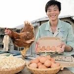 佐用もち大豆のおからを与えて育てたニワトリの卵「さよたまぷれみあむ」＝佐用町佐用、佐用高校