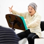合唱団「露風を謳う」で指揮者を務める島津たづさん。本番も着座で指揮を執る＝たつの市龍野町立町