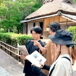 謎解きキットを手に町を巡るゲームの様子＝福崎町西田原（提供）