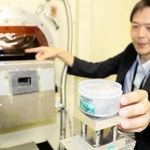 化石の解析にも使われる設備。右手が指し示す辺りからエックス線が出て、手前の台に乗った試料に当たる＝佐用町光都１、スプリング８