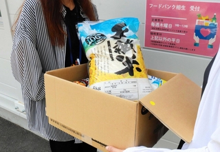 児童扶養手当の満額支給世帯に手渡された政府備蓄米などの食料品セット＝相生市役所