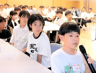 いじめを防ぐための対策を話し合う児童生徒ら＝相生市文化会館なぎさホール