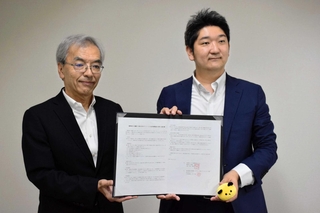 連携協定を結んだ龍野商工会議所の頃安雅樹会頭（左）とタイミーの石橋孝宜執行役員＝たつの市龍野町富永
