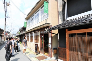 明治初期の町家を改修した店舗を見学する学生ら＝宍粟市山崎町山崎