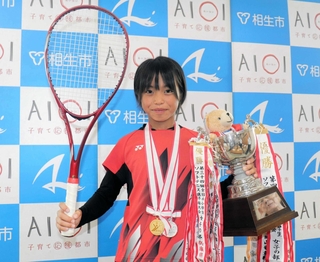 たゆまぬ努力で成長を遂げ、全国２冠を達成した阿賀優奈さん＝相生市役所