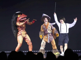 皿回しのパフォーマンスを盛り上げるガジロウ＝大阪市此花区の夢洲