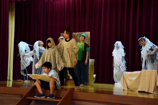 本番に向け、稽古に熱が入る「姫新線物語」の演者ら＝たつの市新宮町新宮