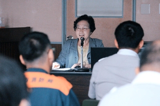 救急現場での心構えを救急隊員らに語りかける桐月順子さん＝福崎町福崎新