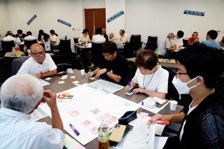 太子町議会の報酬や定数について話し合う町議と町民ら＝太子町役場