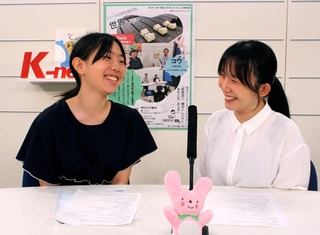 神河町と高雄市の魅力を紹介し合う多田伊織さん（左）と張琬晴さん＝神河町粟賀町
