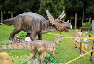 恐竜模型を間近で楽しむ子どもたち＝神河町猪篠