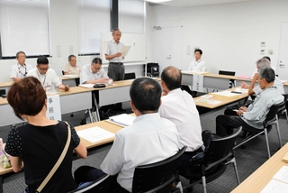 ２陣営が出席したたつの市長選の立候補予定者説明会＝たつの市役所