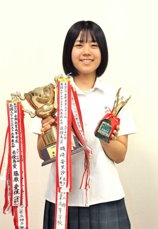 全国商業高校英語スピーチコンテストに出場する磯崎安里沙さん＝千種高校