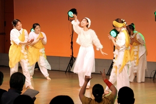 綿毛の一生を表現した「オハイアリイ」＝福崎町福田