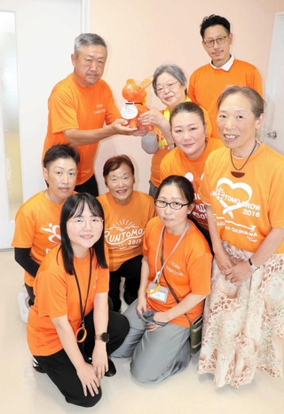 「ひとりじゃないよ」－。ロバ隊長のマスコットを医療機関に贈ったチームオレンジのメンバーら＝上郡町上郡、大岩診療所