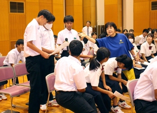 ラジオ収録に向けて原稿を読む練習をする神河中学校の生徒＝神河町上岩