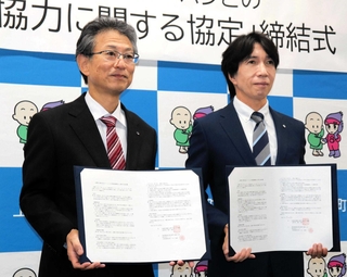 協定書を取り交わすトーハンの金子俊之・東海近畿支社長（左）と梅田修作町長＝上郡町役場