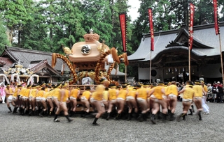 腕回しを披露する伊和神社の氏子ら＝２０２４年１０月１６日、宍粟市一宮町須行名