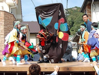 那波八幡神社の秋季例祭で、華麗な演技を披露する子どもたちと獅子舞＝２０２４年１０月６日、相生市那波南本町