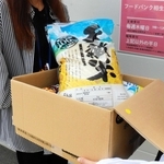 児童扶養手当の満額支給世帯に手渡された政府備蓄米などの食料品セット＝相生市役所
