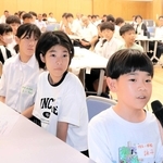 いじめを防ぐための対策を話し合う児童生徒ら＝相生市文化会館なぎさホール