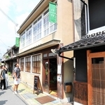 明治初期の町家を改修した店舗を見学する学生ら＝宍粟市山崎町山崎