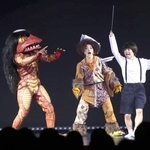 皿回しのパフォーマンスを盛り上げるガジロウ＝大阪市此花区の夢洲