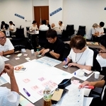 太子町議会の報酬や定数について話し合う町議と町民ら＝太子町役場