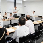 ２陣営が出席したたつの市長選の立候補予定者説明会＝たつの市役所