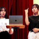 チーム紹介文を読み上げる山本ひまりさん（左）と手話通訳をする姉のほのかさん＝福崎町高岡