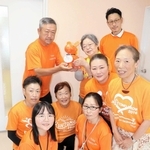 「ひとりじゃないよ」－。ロバ隊長のマスコットを医療機関に贈ったチームオレンジのメンバーら＝上郡町上郡、大岩診療所