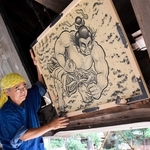 野見宿禰を描いた絵馬を設置する谷口秀作さん＝たつの市龍野町日山