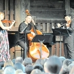 赤穂城跡の特設ステージで豊かな音色を響かせる樫本大進さん（右）ら音楽家たち＝赤穂市上仮屋