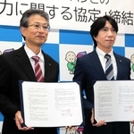 協定書を取り交わすトーハンの金子俊之・東海近畿支社長（左）と梅田修作町長＝上郡町役場