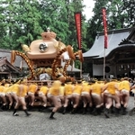 腕回しを披露する伊和神社の氏子ら＝２０２４年１０月１６日、宍粟市一宮町須行名