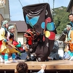 那波八幡神社の秋季例祭で、華麗な演技を披露する子どもたちと獅子舞＝２０２４年１０月６日、相生市那波南本町