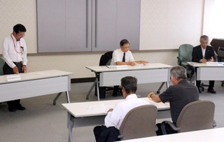 選挙運動の注意点などを伝える立候補予定者説明会＝神河町役場