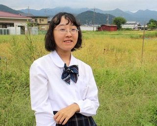 現場で当時を振り返り、「困っている人を助けられる人になりたい」と話す大北泉羽さん＝市川町甘地