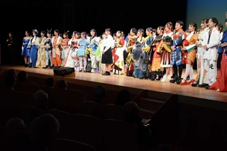 節目の年を記念し、過去１０年の「レザーファッションショー」で披露された衣装が一堂に会した＝赤とんぼ文化ホール