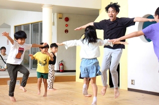 「からだあそび」の時間を開く、京極朋彦さん（右奥）＝神河町長谷