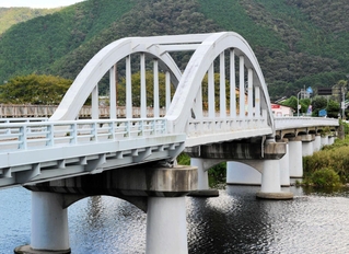「土木学会選奨土木遺産」に認定された屋形橋＝市川町