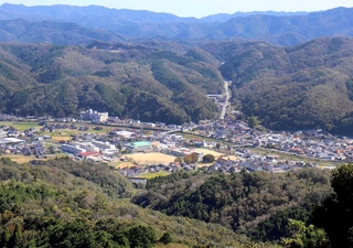 人口減少が進む佐用のまち＝佐用町長尾の大撫山展望台から