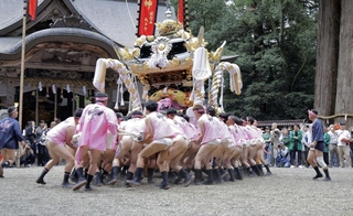 屋台を回転させる大技「腕回し」を披露する伊和神社の氏子たち＝宍粟市一宮町須行名