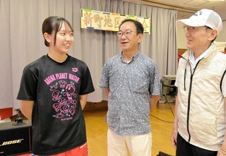 新町自治会の常任委員として活動する有田唯織さん（左）＝赤穂市加里屋