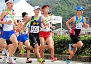 号砲とともにスタートする男女１区の選手たち＝上郡町苔縄